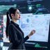 SiteZero技术总监林晓雯，在白板前讲解技术架构，背景为代码图表